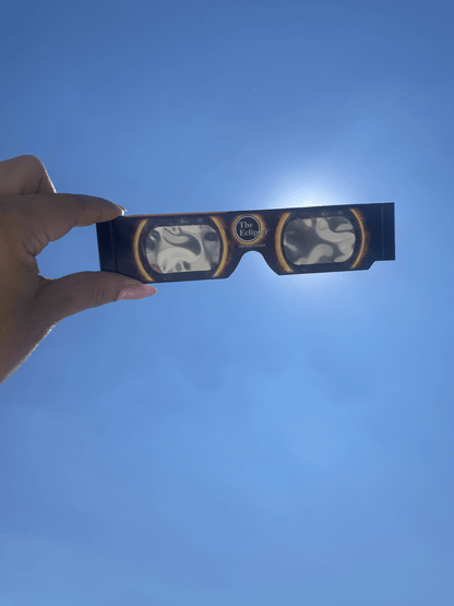 Lentes para Eclipse Solar Mexico 2024 con certificacion ISO y CE con cielo azul de fondo vista frontal