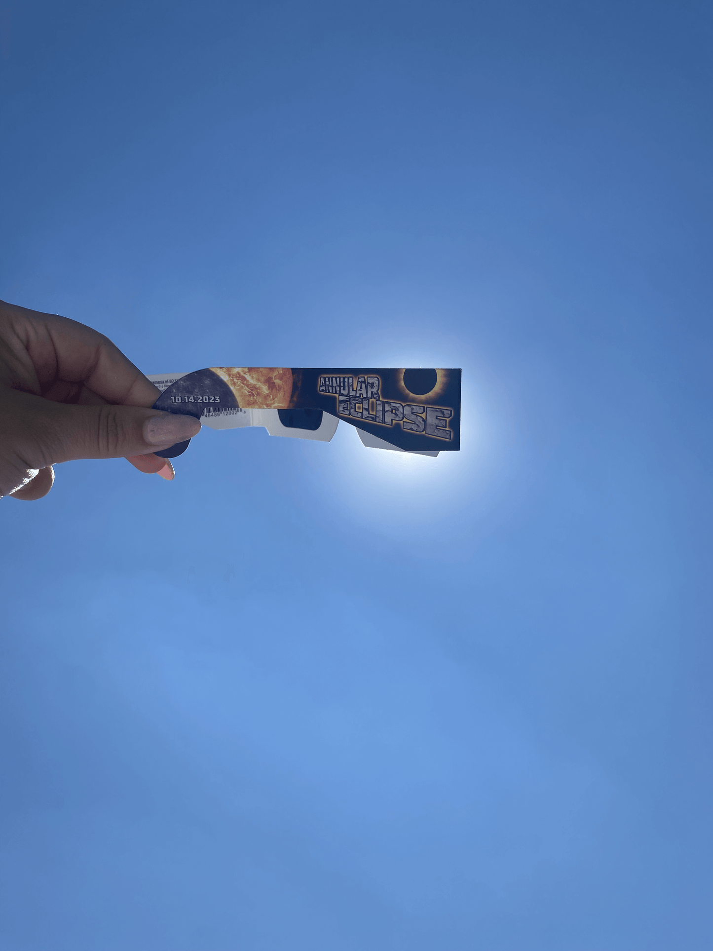 Lentes para Eclipse Solar Mexico 2024 con certificacion ISO y CE con cielo azul de fondo vista lateral